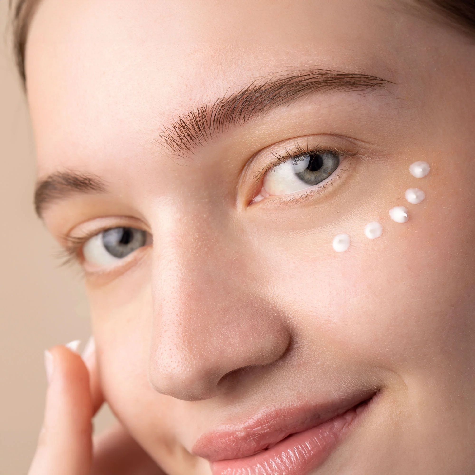 Intensiv Gesichtsserum mit Bio Aloe Vera Saft + Bio Lotosblüte und Hyaluronsäure (30ml) - Image 4